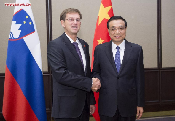 Chinese Premier Li Keqiang (R) meets with Slovenian Prime Minister Miro Cerar in Belgrade, Serbia, on Dec. 16, 2014. (Xinhua/Huang Jingwen)