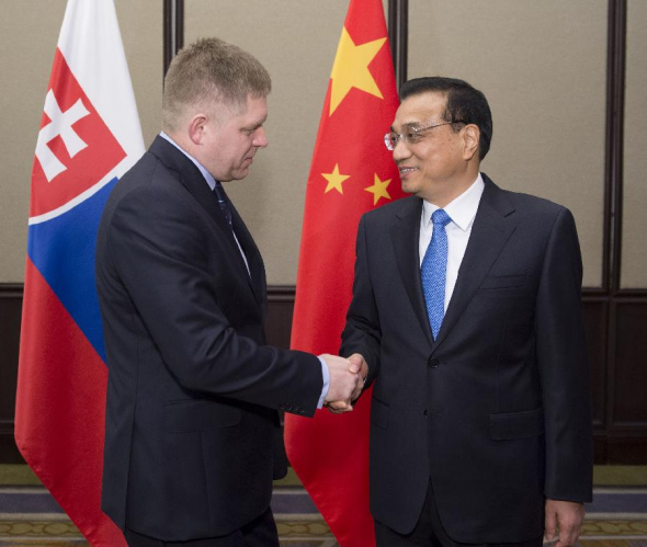 Chinese Premier Li Keqiang (R) meets with Slovak Prime Minister Robert Fico in Belgrade, Serbia, on Dec. 16, 2014. (Xinhua/Huang Jingwen)