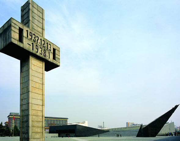 A monument at the Nanjing Massacre Memorial and Museum in Nanjing,Jiangsu province. [Photo/China Daily]  