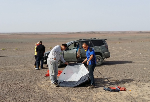 Meteorite hunters camp in Lop Nur, Xinjiang before they set out to hunt for meteorites on July 28, 2014. [Photo by Zhao Yuxian / for China Daily]  
