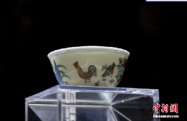 The chenghua doucai chicken cup is on display at the Long Museum West Bund in Shanghai. [Photo/Chinanews.com]  