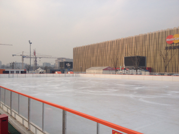 A 18,000 sq m skating rink in the Iceworld Sports Land besides the MasterCard Center in Beijing. [Photo by Sun Xiaochen/chinadaily.com.cn]