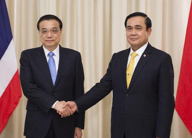 Chinese Premier Li Keqiang (L) meets with Thai Prime Minister Prayuth Chan-ocha in Bangkok, Thailand, Dec. 19, 2014. (Xinhua/Huang Jingwen)