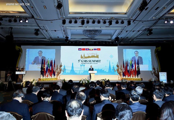Chinese Premier Li Keqiang (C) delivers a speech at the opening ceremony of the fifth summit of the Greater Mekong Subregion (GMS) Economic Cooperation in Bangkok, Thailand, Dec 20, 2014. [Photo/Xinhua]