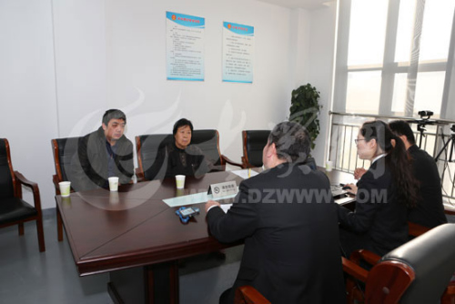 Relatives of Nie Shubin meet judges of the Higher People's Court of east China's Shandong province on Dec 22, 2014. (Photo: www.dzwww.com