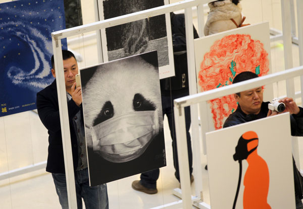 Posters illustrating China's dense and long-lasting smog in recent years are exhibited at Galaxy SOHO in Beijing on Dec 15. Three hundred posters depicting bad air were displayed to the public during the exhibition. ZOU HONG/CHINA DAILY