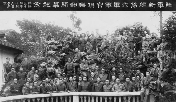 Major Zhao Zhenying with fellow Chinese and Allied officers of the New 6th Army in October, 1945. CHINA DAILY