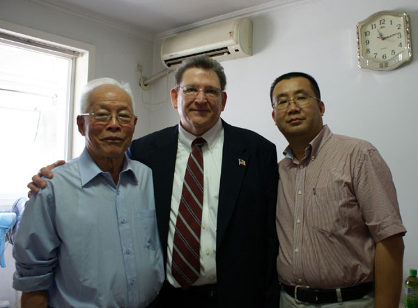 Zhao Zhenying, (left), a 98-year-old nationalist veteran who fought against the Japanese, with Neal Gardner (center) and Yan Huan, who helped to bring Zhao's story to light. CHINA DAILY