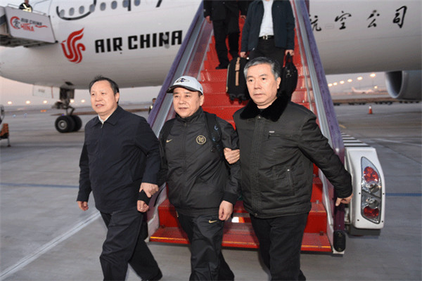 Wang Guoqiang, center, arrives at the Beijing Capital Airport on Dec 22, 2014. [Photo/ CCDI website]