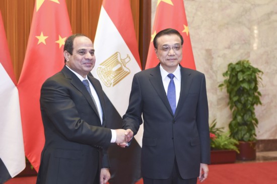 Chinese Premier Li Keqiang, right, meets with Egyptian President Abdel Fattah al-Sisi in the Great Hall of the People in Beijing on Dec 24. [Photo/Xinhua]  