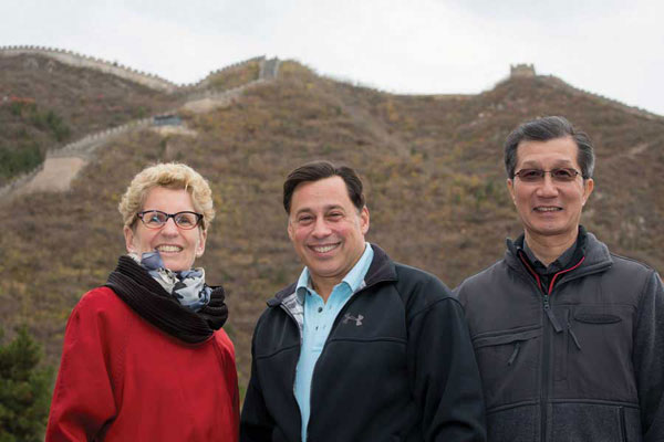 Ontario Premier Kathleen Wynne, joined by Minister of Economic Development, Employment and Infrastructure Brad Duguid (center), and Minister of Citizenship, Immigration and International Trade Michael Chan, tours the Great Wall of China on Nov 1 in Beijing. Provided to China Daily.  