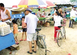 People buy food in a rural market in China. [File Photo: ngzb.gxnews.com.cn]