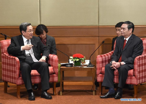 Yu Zhengsheng (L), a member of the Standing Committee of the Political Bureau of the Communist Party of China (CPC) Central Committee and chairman of the National Committee of the Chinese People's Political Consultative Conference (CPPCC), meets with Le Hong Anh, a Politburo member and standing secretary of the Secretariat of the Communist Party of Vietnam (CPV) Central Committee, in Hanoi, Vietnam, Dec. 25, 2014. (Xinhua/Liu Jiansheng)
