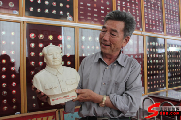 Yang shows a sculpture of Mao Zedong in July, 2014. [Photo/sxrb.com]