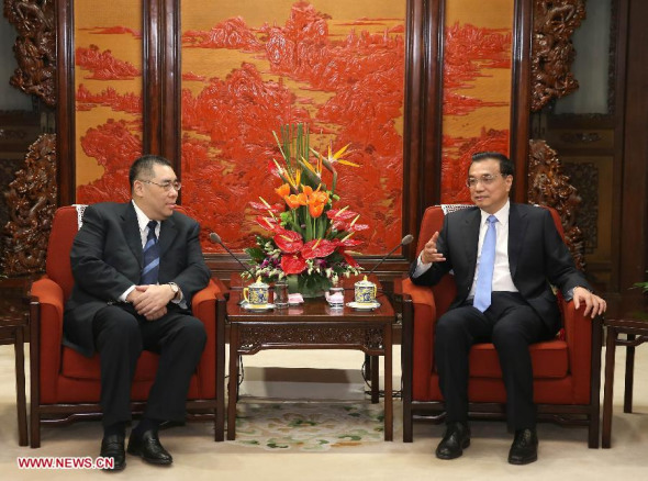 Chinese Premier Li Keqiang (R) meets with Macao Special Administrative Region Chief Executive Chui Sai On, in Beijing, capital of China, Dec. 26, 2014. Chui was in Beijing to report his work to the central government. (Xinhua/Pang Xinglei)