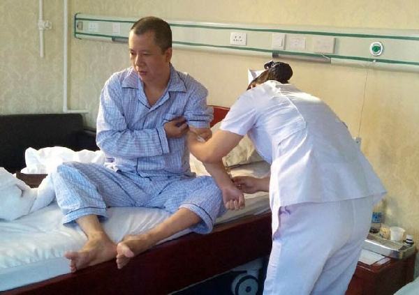 Nian Bin, who was acquitted and released on Aug 22 after being wrongly convicted four times, receives treatment at a Beijing hospital earlier this month.PROVIDED TO CHINA DAILY