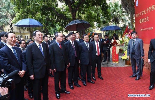 Yu Zhengsheng (2nd L front), a member of the Standing Committee of the Political Bureau of the Communist Party of China (CPC) Central Committee and chairman of the National Committee of the Chinese People's Political Consultative Conference, attends the opening ceremony of the Confucius Institute in Hanoi University in Hanoi, capital of Vietnam, Dec 27, 2014. Yu had an official visit to Vietnam from Dec 25 to 27. (Xinhua/Ma Zhancheng)