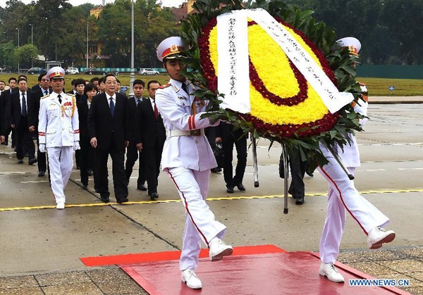 Yu Zhengsheng, a member of the Standing Committee of the Political Bureau of the Communist Party of China (CPC) Central Committee and chairman of the National Committee of the Chinese People's Political Consultative Conference, attends a wreath-laying ceremony at the Ho Chi Minh Mausoleum in Hanoi, Vietnam, Dec 27, 2014. Yu had an official visit to Vietnam from Dec 25 to 27. (Xinhua/Liu Jiansheng)