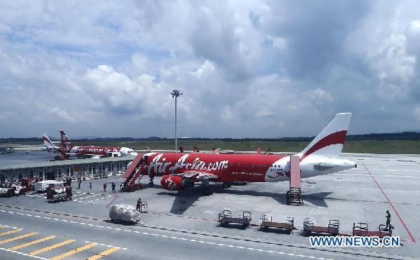 Undated file photo shows AirAsia aircraft on the tarmac of an airport. AirAsia said on Dec 28, 2014 in a statement that its flight QZ8501 from Surabaya of Indonesia to Singapore had lost contact with air traffic control at 07:24 in the morning (2324 Dec 27 GMT). The A320-200 had 155 people. (Xinhua)