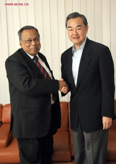 Chinese Foreign Minister Wang Yi(R) shakes hands with his Bangladeshi counterpart Abul Hassan Mahmood Ali at Hazrat Shahjalal International Airport in Dhaka, Bangladesh, Dec. 27, 2014. Wang Yi held talks with Abul Hassan Mahmood Ali here on Sunday to discuss ways to further bolster bilateral cooperation. (Xinhua/Shariful Islam) 