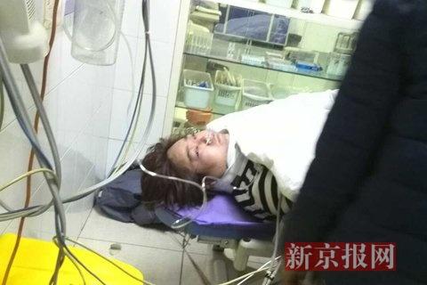 One victim receives treatment at hospital. [Photo/the Beijing News]