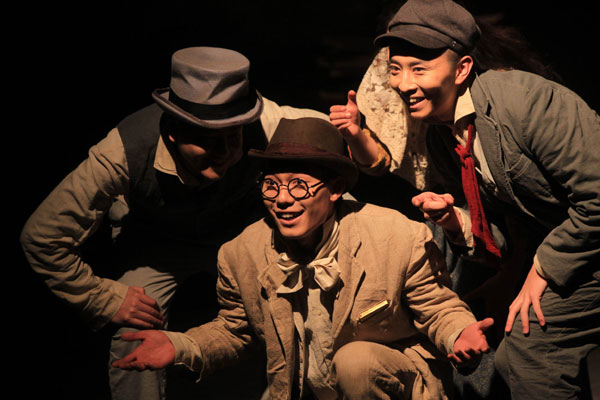 A scene from A Journey Around James Joyce, a British play featuring Chinese performers .It is among six plays during the China-UK Literary Theater Exchange in March and April. [Photo/China Daily]