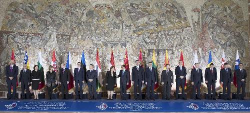 16+1 MEETING: Chinese Premier Li Keqiang (ninth left) and leaders of Central and Eastern European countries pose for a group photo after their meeting in Belgrade, capital of Serbia, on December 16, 2014 (HUANG JINGWEN)