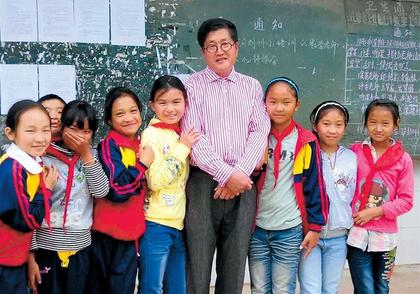 Zhang Zhiyong with some of the Yunnan students he has helped.  Ti Gong