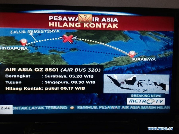 Photo taken on Dec 28, 2014 shows an Indonesian television broadcasting the possible location of missing Air Asia flight QZ 8501. Air Asia said on Sunday in a statement that its flight QZ8501 from Surabaya of Indonesia to Singapore lost contact with air traffic control at 7:24 in the morning. (Xinhua/Veri Sanovri)