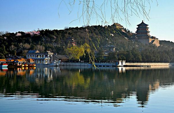 The Cloud-Dispelling Hall dominates Longevity Hill at Beijing's Summer Palace. Photo taken in March, 2014. [Photo: CRIENGLISH.com/ Song Xiaofeng]