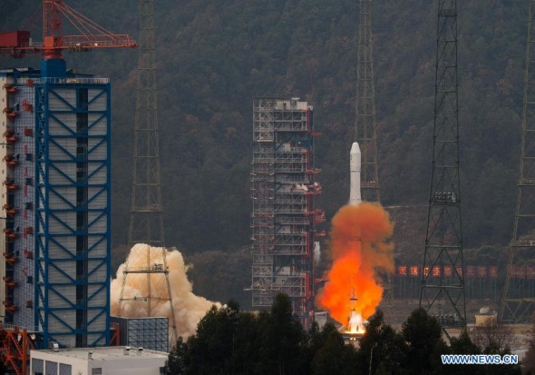 A Long March-3A rocket carrying meteorological satellite Fengyun-II 08 blasts off from the launching pad at Xichang Satellite Launch Center, southwest China's Sichuan province, Dec 31, 2014. Wednesday's launch marked the 203rd mission for the Long March rocket family. (Xinhua/Liu Chan)