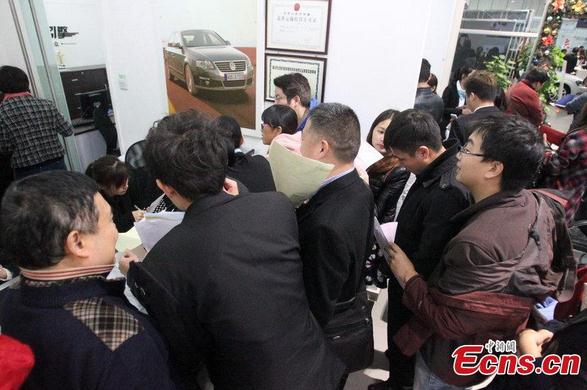 Shenzhen residents rush for purchasing cars before new rule
