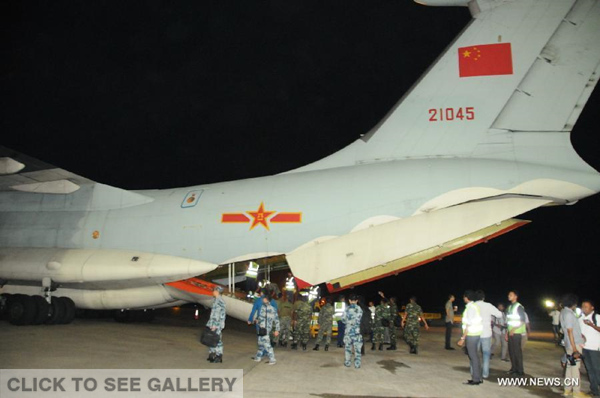 A Chinese Air Force Aircraft carrying drinking water arrives at the airport in Male, capital of Maldives, in the early morning of Dec 8, 2014. Two Chinese military aircraft carrying 40 tons of drinking water arrived in water-starved Maldives on Monday. (Xinhua/Yang Meiju)