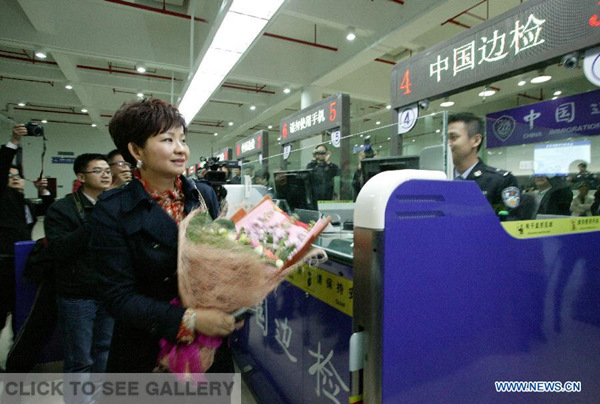 The first passenger goes through a port connecting China's Macao Special Administrative Region (SAR) and mainland China after the implement of new opening policy, in Macao, south China. The opening times of several ports connecting Macao and mainland China's Zhuhai have been extended from Dec 18. (Xinhua/Wei Meng)