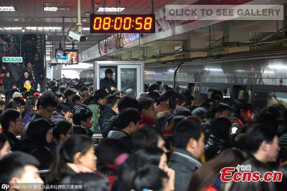 Passengers wait to board a train of subway Line One at a station in Beijing, Dec 29, 2014. Beijing has raised subway fares from Dec 28, but it seems to make little difference to the congestion on the public transport system. The city's subway system carries approximately 10 million passengers daily on workdays. [Photo/CFP]