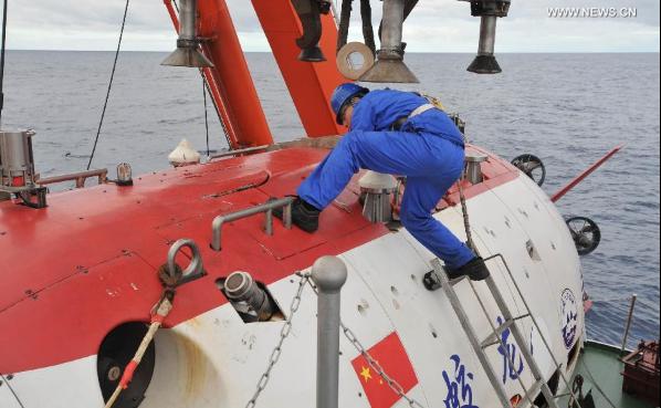 An engineer hooks up Jiaolong, China's deep-sea manned submersible, before its dive in southwest Indian Ocean, Jan. 2, 2015. Jiaolong is on a four-month mission to research polymetallic sulfides, biological diversity, hydrothermal microbes and genetic resources in the southwest Indian Ocean. (Xinhua/Zhang Xudong)