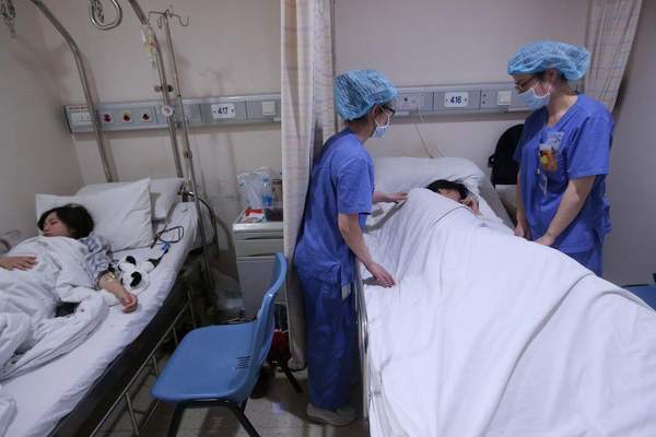 People injured in stampede during New Year celebration in the Bund get treatment at Ruijin Hospital in Shanghai, Jan 2, 2014. [Photo/Xinhua]  