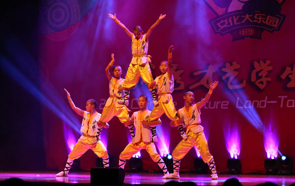 Chinese students showcase Shaolin kungfu during a performance in Washington DC, on Sept 1, 2013. [Photo by Sun Chenbei/China Daily]  