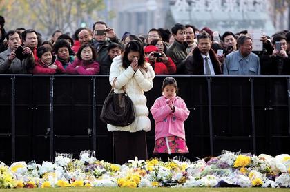 A woman and a girl yesterday pay tribute to those people who lost their lives in the New Years Eve tragedy on the Bund. The accident claimed the lives of 36 revelers and left another 49 injured. ­­ Wang Rongjiang
