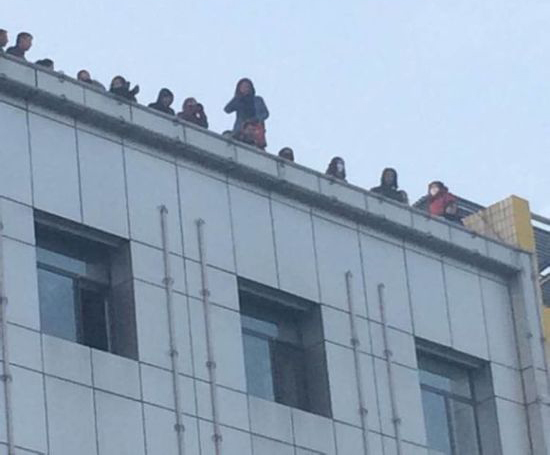 Investors attempt to commit suicide in north China's Shanxi province on Sunday. (Photo: people.com.cn)