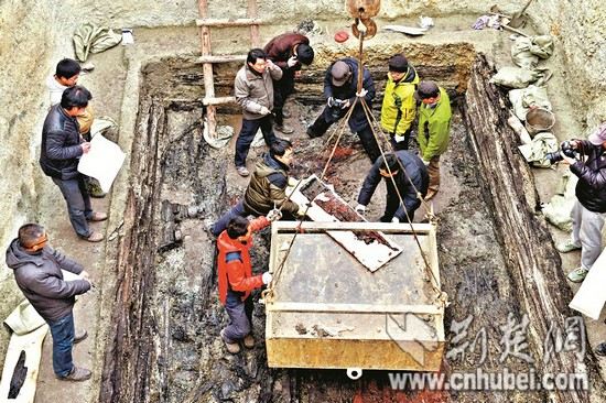 Photo taken on Jan 5 shows relics of musical instruments unearthed from a complex of tombs dating back thousands of years in Zaoyang city, Hubei province. (Photo: www.cnhubei.com)