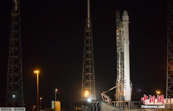  A Falcon 9 rocket carrying the SpaceX Dragon spacecraft stands ready for launch from complex 40 at the Cape Canaveral Air Force Station in Cape Canaveral, Fla., Jan. 5, 2015. [Photo/Agencies]