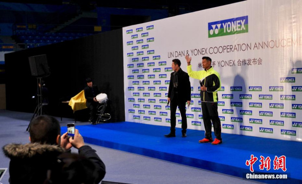 Lin Dan shows up at a signing ceremony where he inks a deal with sports gear manufacturer Yonex in Beijing on Jan 7, 2015. [Photo/Jin Shuo]