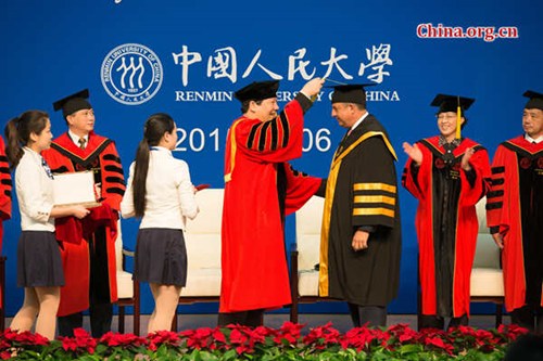 Visting Costa Rican President Luis Guillermo Solis is granted Honorary Doctorate in Law by Renmin University of China on Tuesday, Jan. 6, 2015. RUC President Chen Yulu symbolically turns the tassel for Solis. [Photo by Chen Boyuan / China.org.cn]