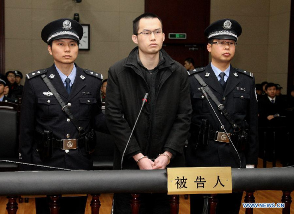 Lin Senhao (C) stands trial at the Shanghai Higher People's Court in Shanghai, east China, Jan. 8, 2015. The court on Thursday upheld the death sentence of Lin Senhao charged with poisoning his roommate on March 31, 2013. (Xinhua/Chen Fei)
