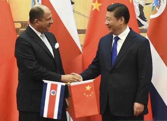 Chinese President Xi Jinping (R) shakes hands with Costa Rica President Luis Guillermo Solis after a signing ceremony in Beijing, capital of China, Jan 6, 2015. Xi and Solis held talks here on Tuesday. (Xinhua/Zhang Duo)
