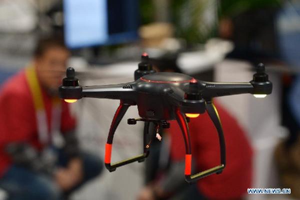 An exhibitor flies a drone at the 2015 International Consumer Electronics Show (CES) in Las Vegas, the United States, on Jan 6, 2015. [Photo/Xinhua] 