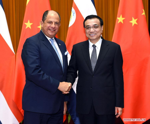 Chinese Premier Li Keqiang (R) meets with Costa Rica President Luis Guillermo Solis, who is here to attend the First Ministerial Meeting of the Forum of China and the Community of Latin American and Caribbean States (CELAC), in Beijing, capital of China, Jan. 8, 2015. (Xinhua/Li Tao)