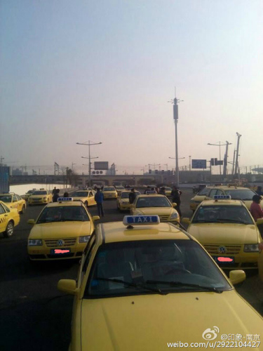 Taxi drivers in Nanjing City, east China's Jiangsu province, suspend their service to protest a decrease in the fuel surcharge on January 8, 2015. [Photo: Weibo]