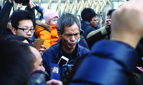 Lin Zunyao, the father of defendant Lin Senhao, is surrounded by reporters after Thursday's trial at the Shanghai High People's Court on Thursday, which upheld the death sentence for Lin Senhao. Photo: Yang Hui/GT